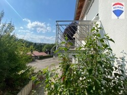 Außen Blick auf Terrasse und Balkon