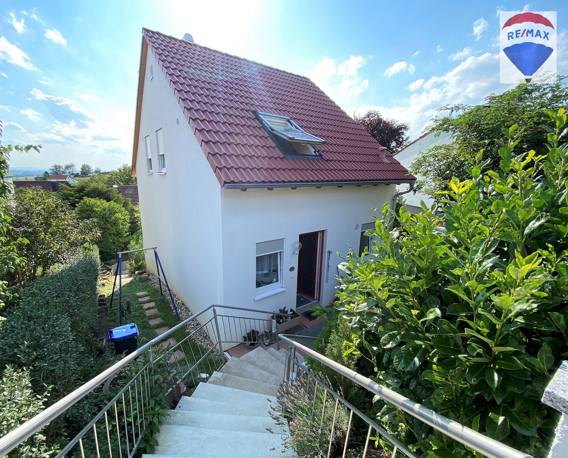 Außen Blick aufs Haus vom Grundstückseingang