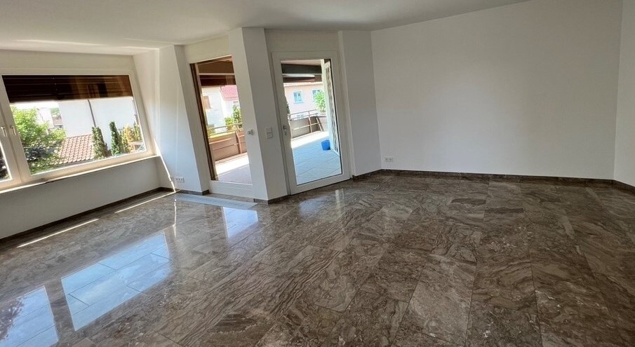 Wohnbereich mit Zugang zum Balkon