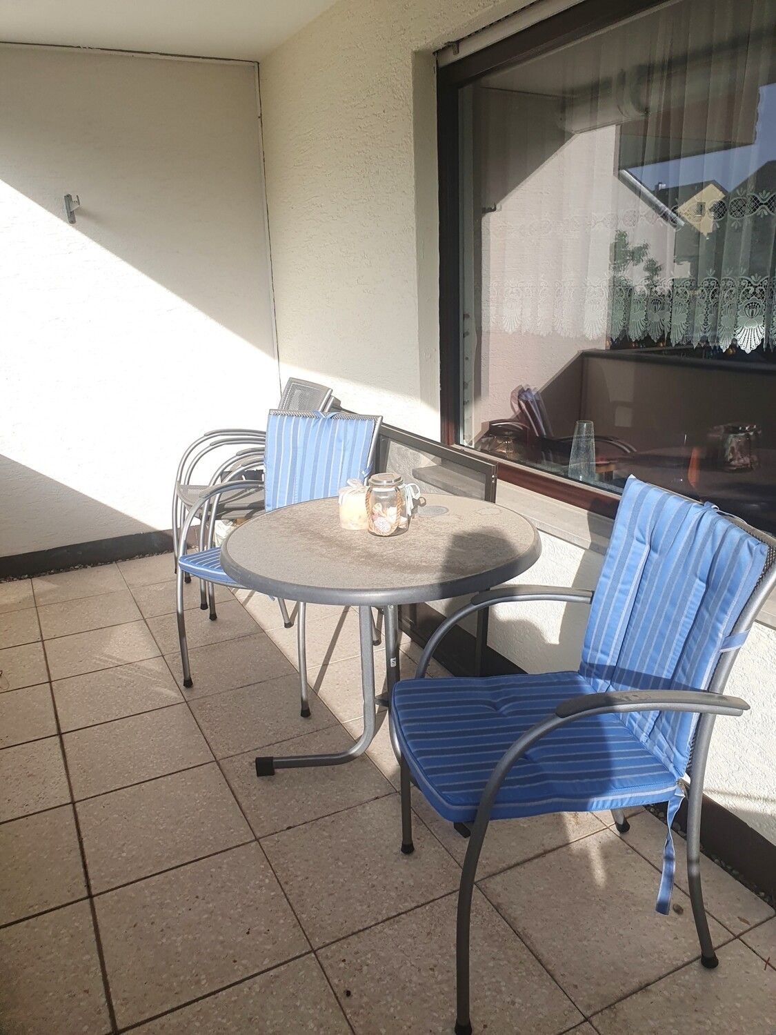 Sonne genießen auf dem Balkon