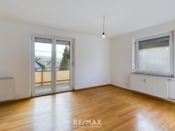 Wohnzimmer mit Zugang zum Balkon