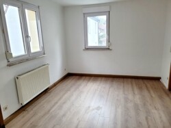 Durchgangszimmer zum Bad