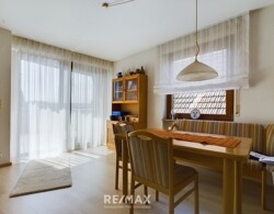 Essbereich mit Zugang zum Balkon