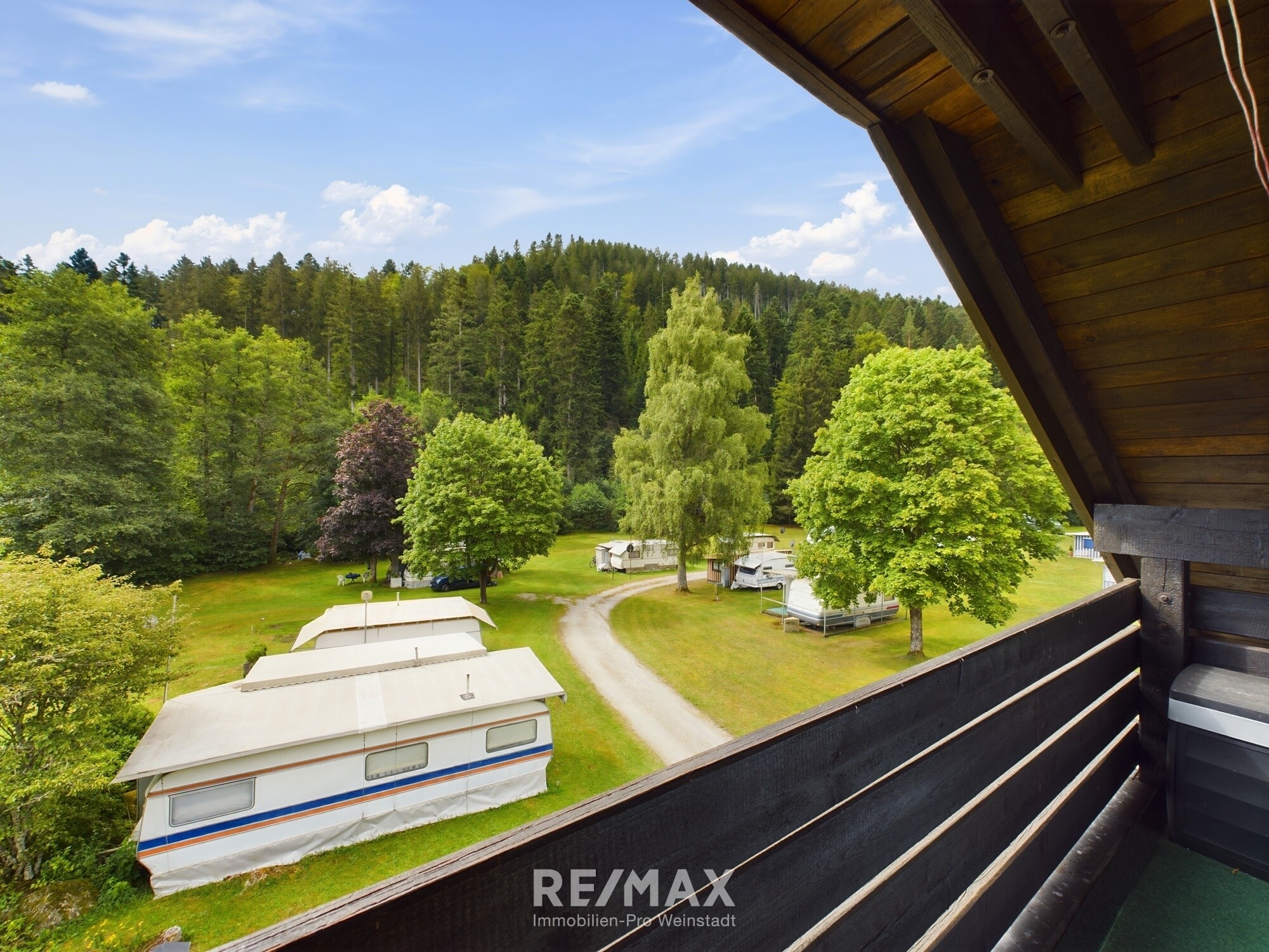 Balkon mit Blick auf den Campingplatz