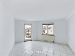 Schlafzimmer 2 mit Zugang zur Terrasse 1