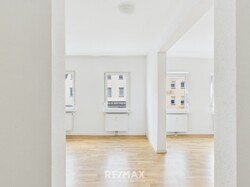 Flur mit Blick auf den Wohn-Essbereich