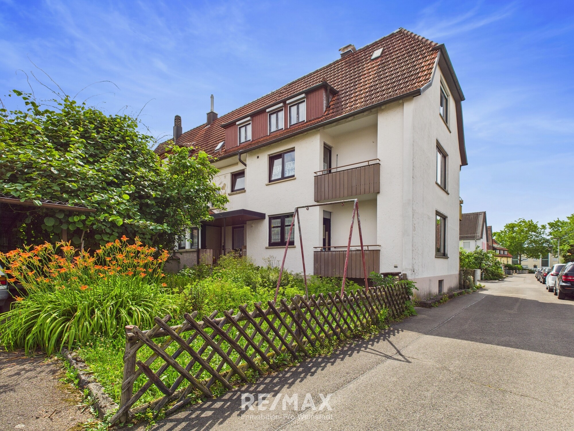 Hausansicht mit Garten
