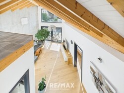 Wohnbereich mit beeindruckender Deckenhöhe