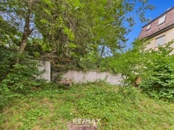 Grundstück seitlich vom Altbau