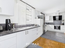 Küche mit Einbauküche