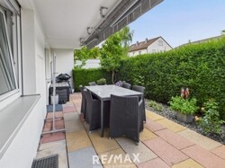 Überdachte Terrasse mit Markise