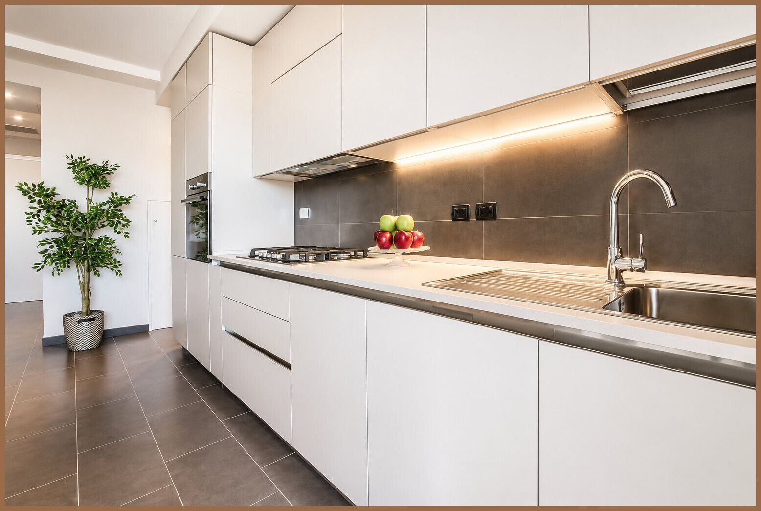 Cucina lineare moderna bianca
