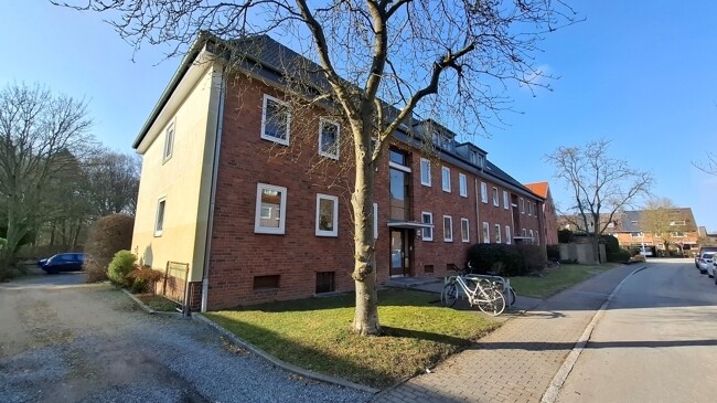Hausansicht von der Straße mit Giebelseite+