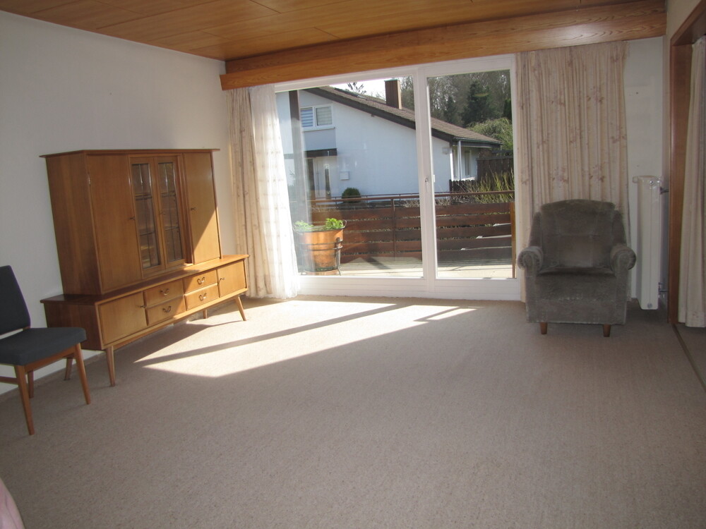 EG: Wohnzimmer mit Balkon