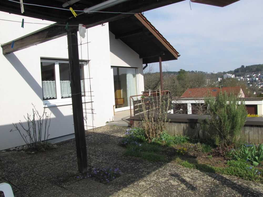 EG: Die Terrasse mit Balkon