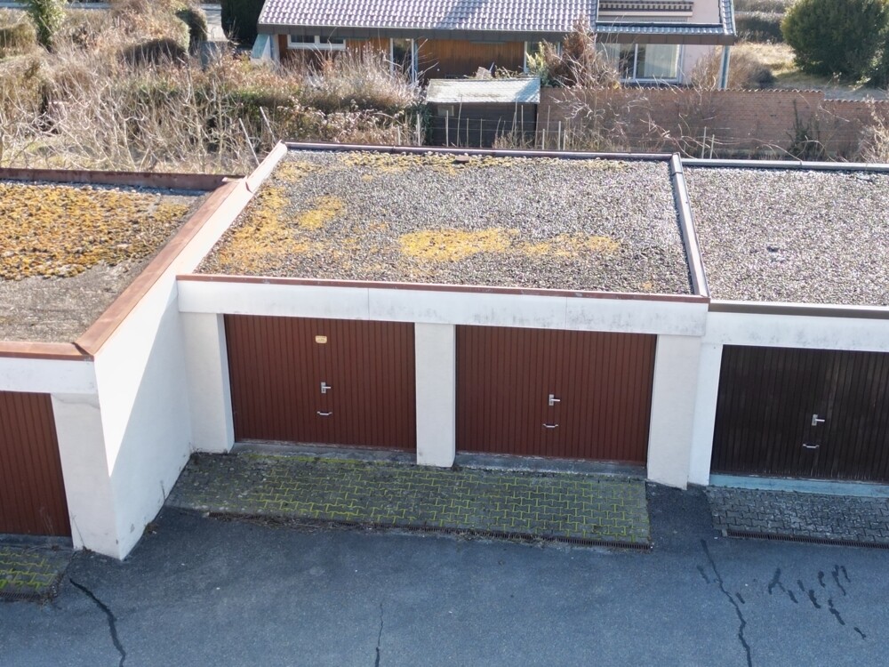 Die beiden Garagen vor dem Haus