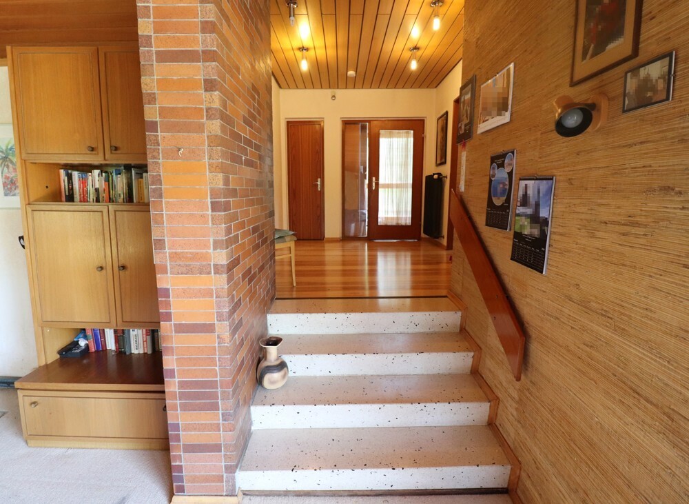 Treppenaufgang von Wohnzimmer - Flur 