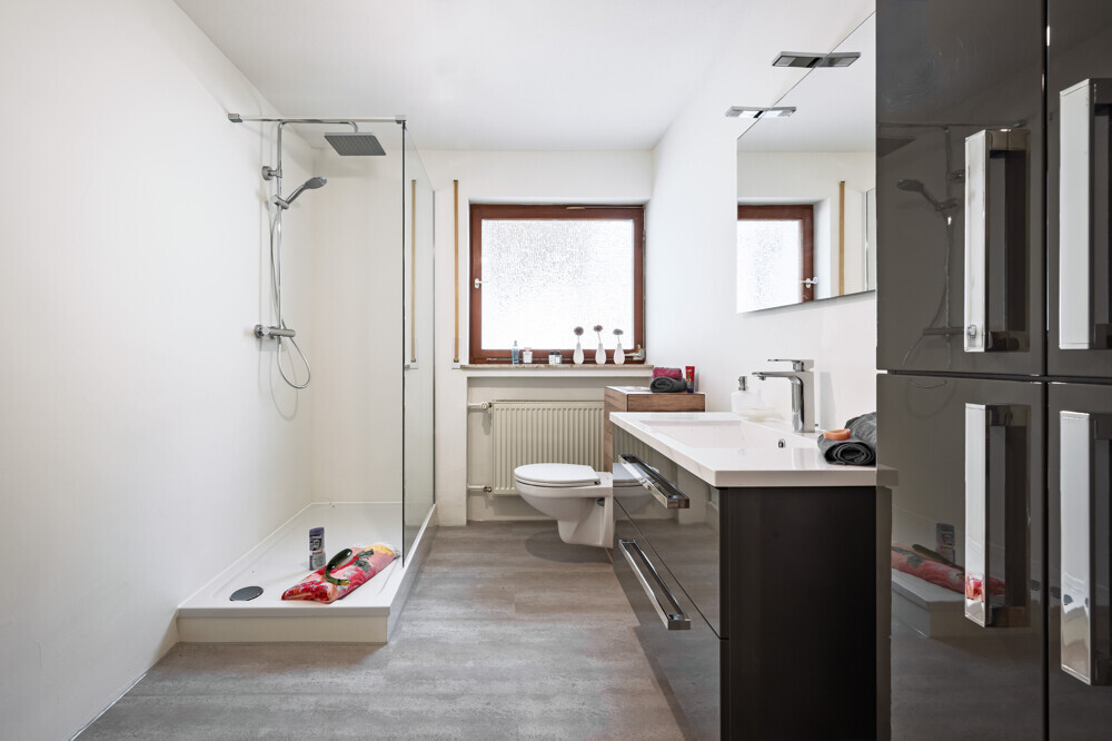 modernes Badezimmer im Erdgeschoss