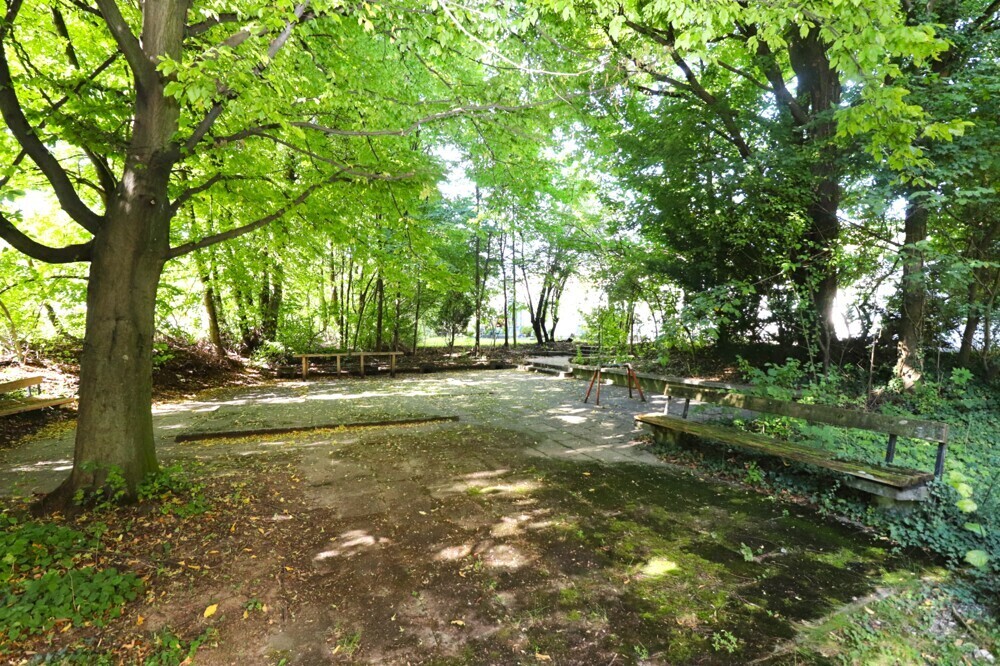 direkt anliegende Parkfläche