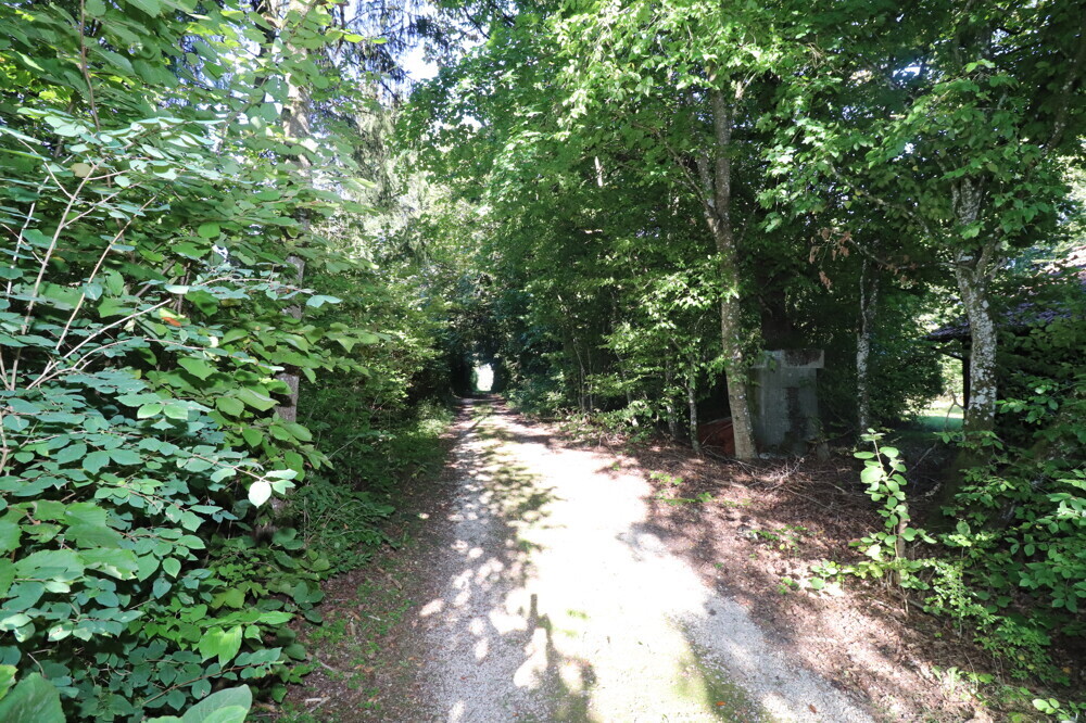 urige Privatwege verbinden die wenigen Häuser