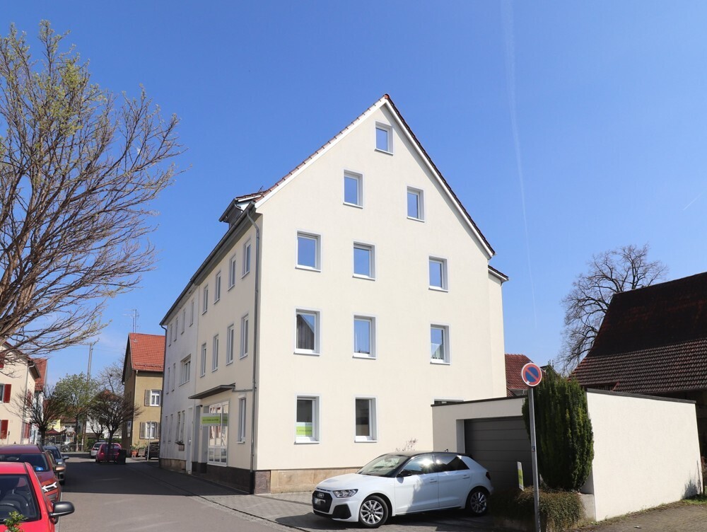 Westseite, Einzelgarage und Stellplätzee