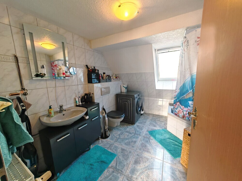 Tageslicht Badezimmer mit Duschwann, WC und Waschbecken sowie WMA