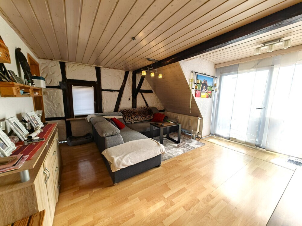 geräumiges Wohnzimmer mit Balkonzugang