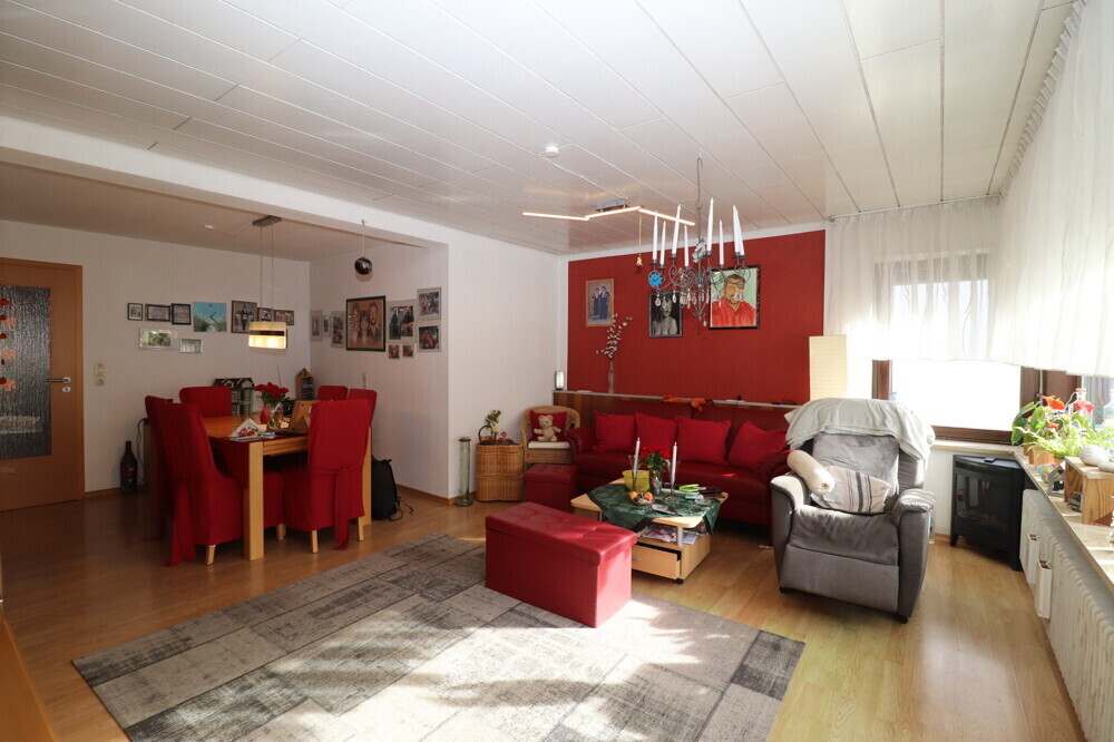 offenes Wohn- und Esszimmer mit Balkonzugang