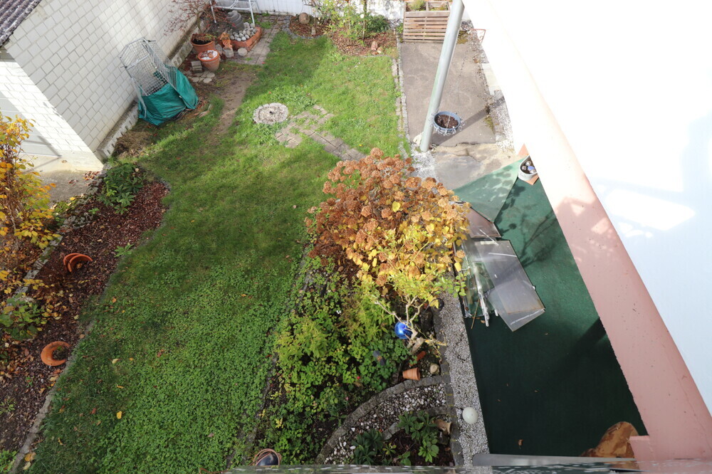 Blick vom Balkon auf den Garten