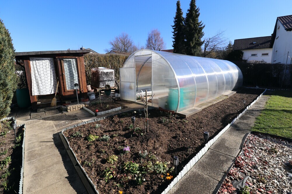 Garten mit Gewächshaus 