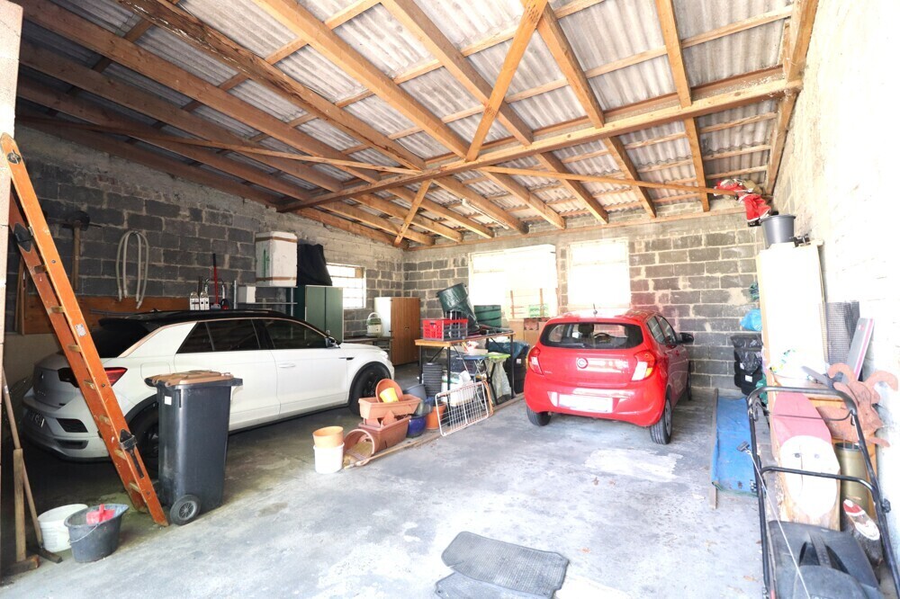 Große Garage