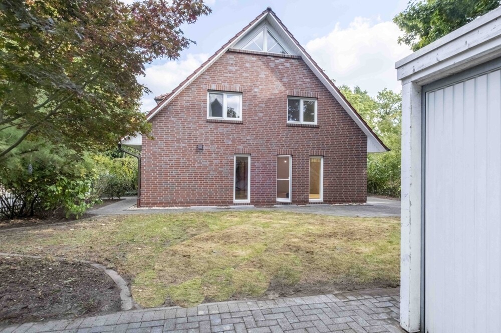 seitliche Ansicht mit Garage