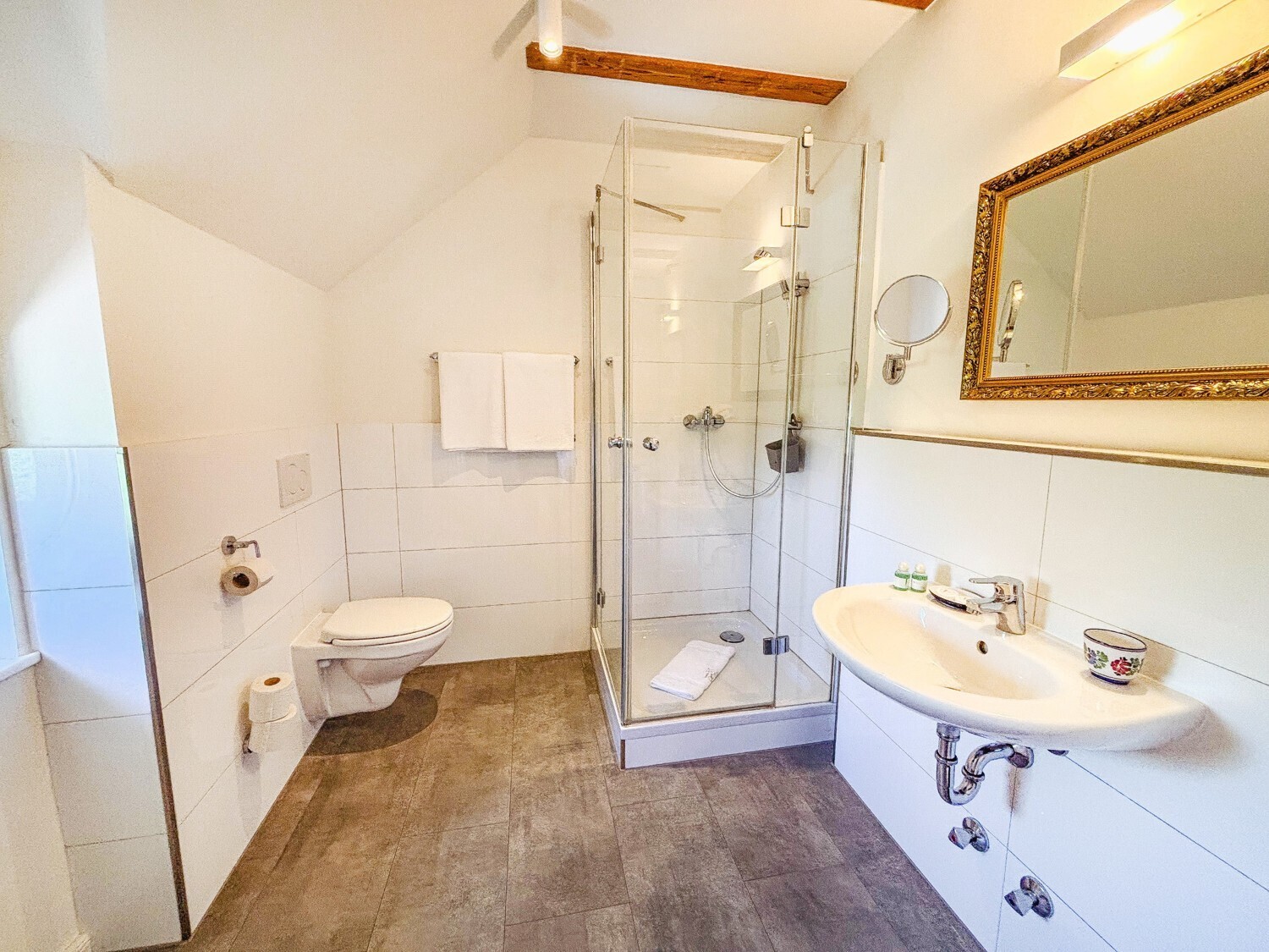 Gästezimmer_Gleis 1_Duschbad