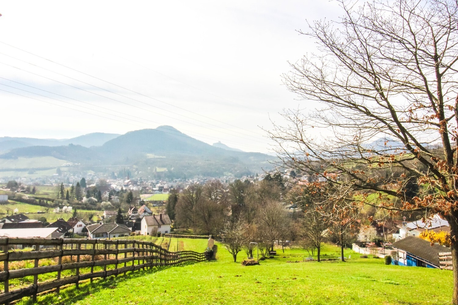 Blick vom oberen Grundstück auf das Hotel