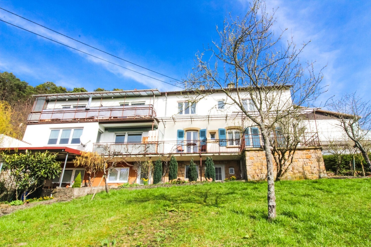 Blick auf das Gästehaus u. 2-Familienhaus vom Garten