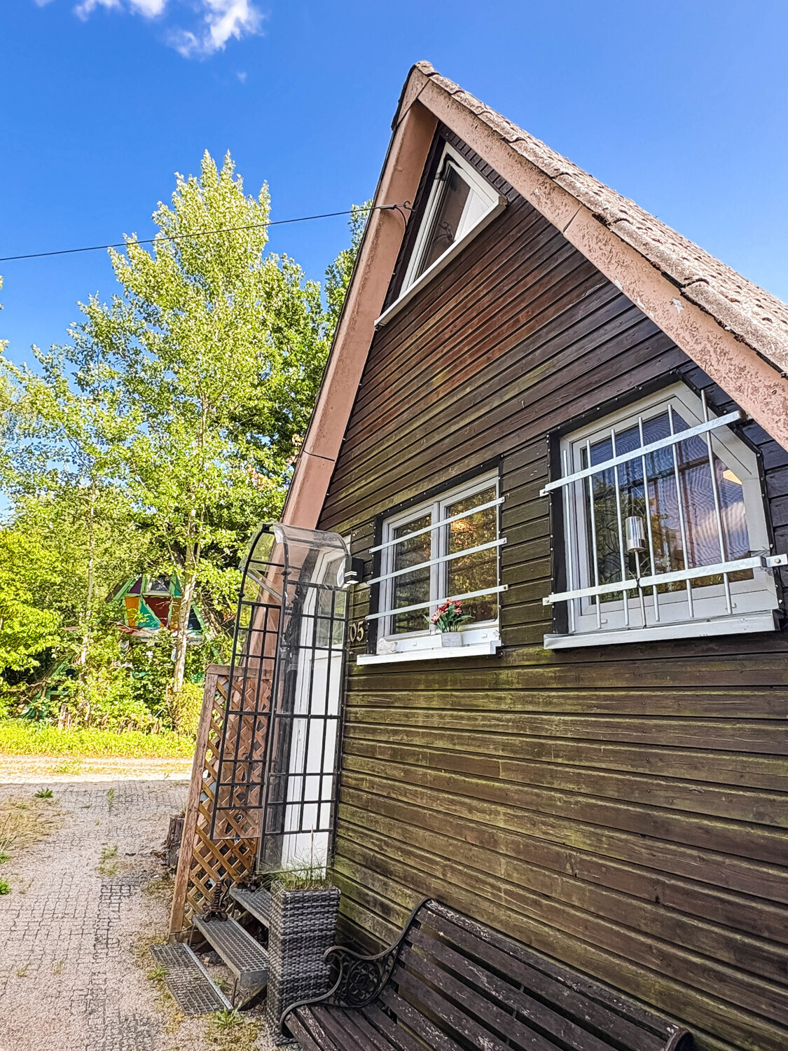 Hausansicht Zufahrt_Parkplätze (1)