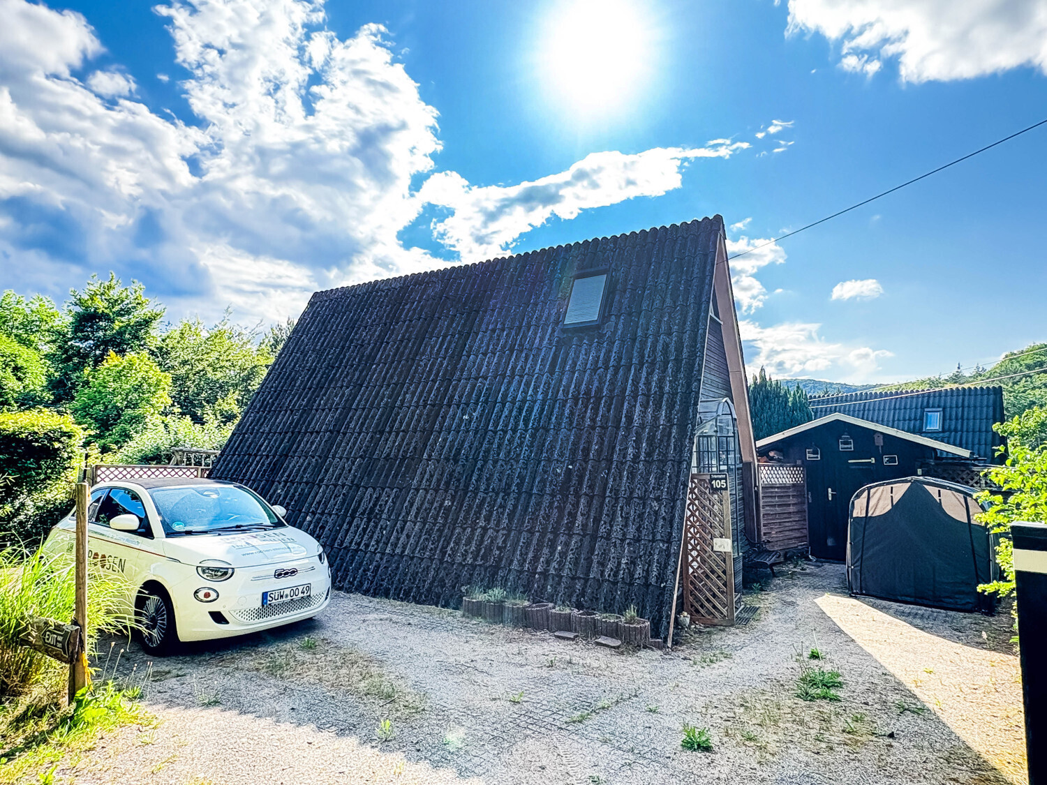 Hausansicht Zufahrt_Parkplätze (2)