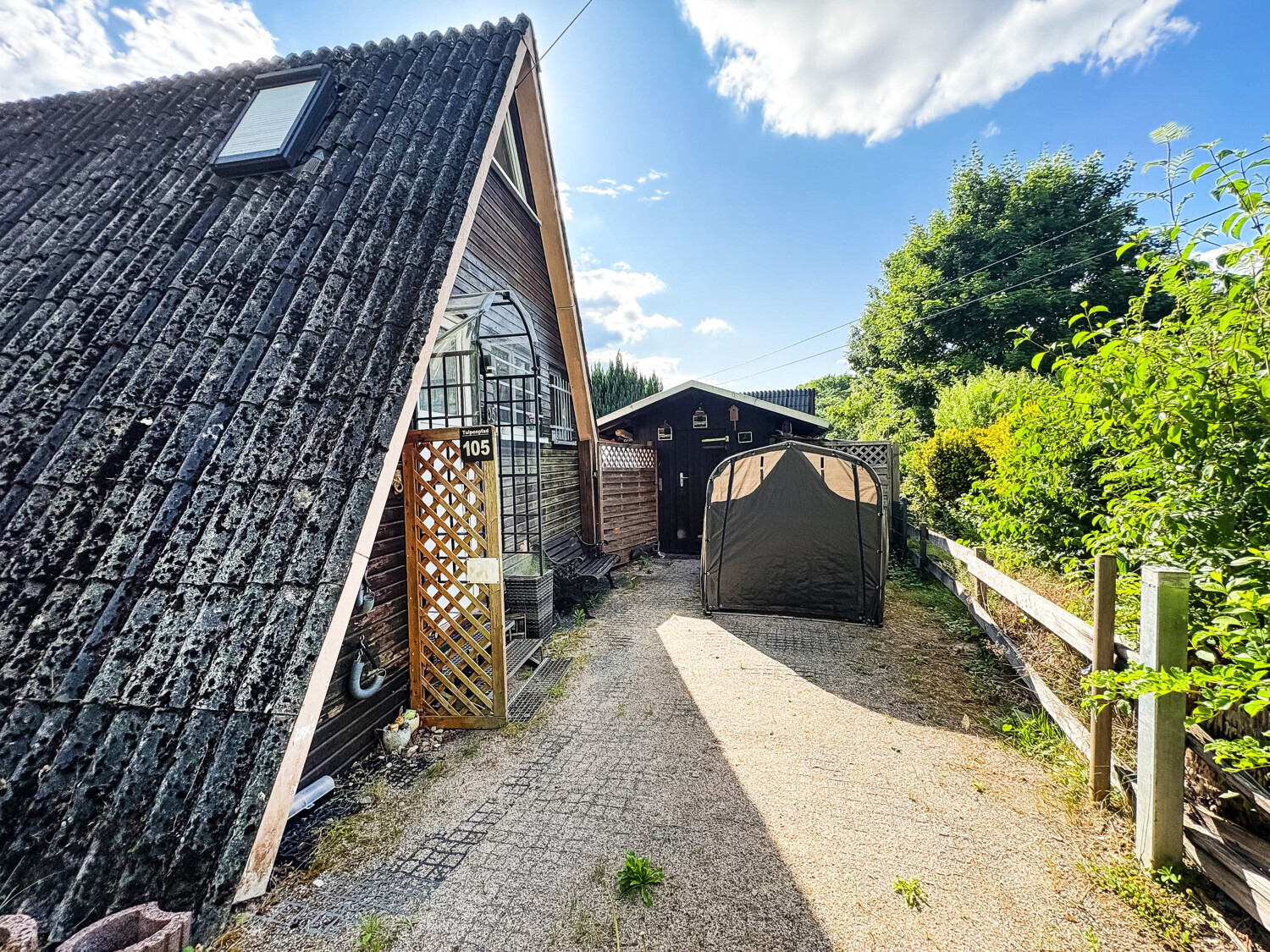 Hausansicht Zufahrt_Parkplätze