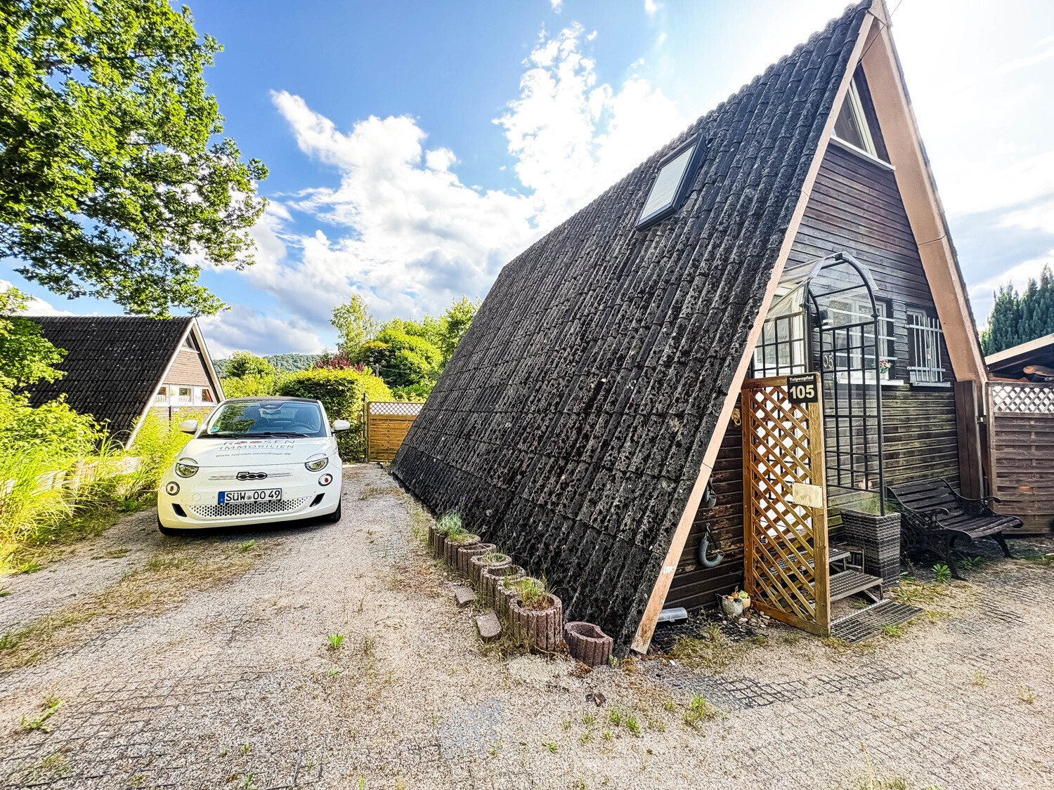 Hausansicht Zufahrt_Parkplätze