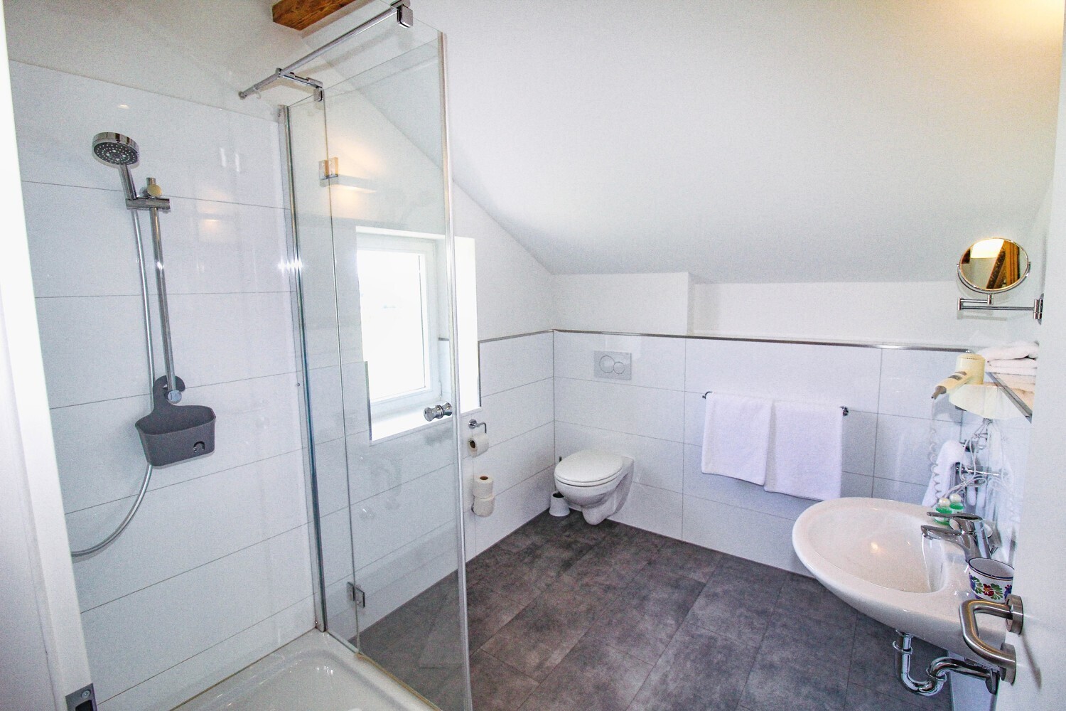 Gästezimmer_Gleis 2_Duschbad