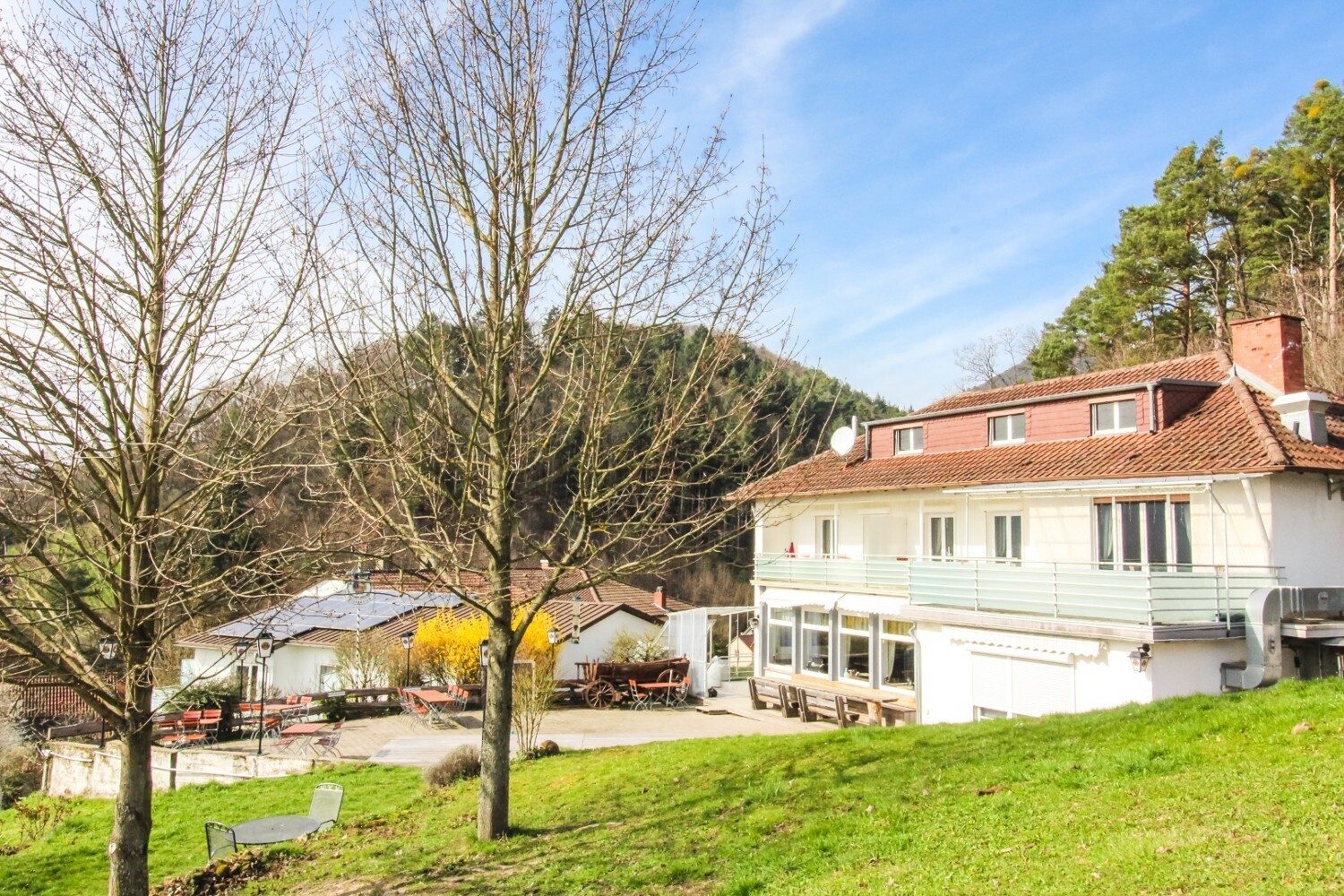Blick vom oberen Grundstück auf das Hotel 