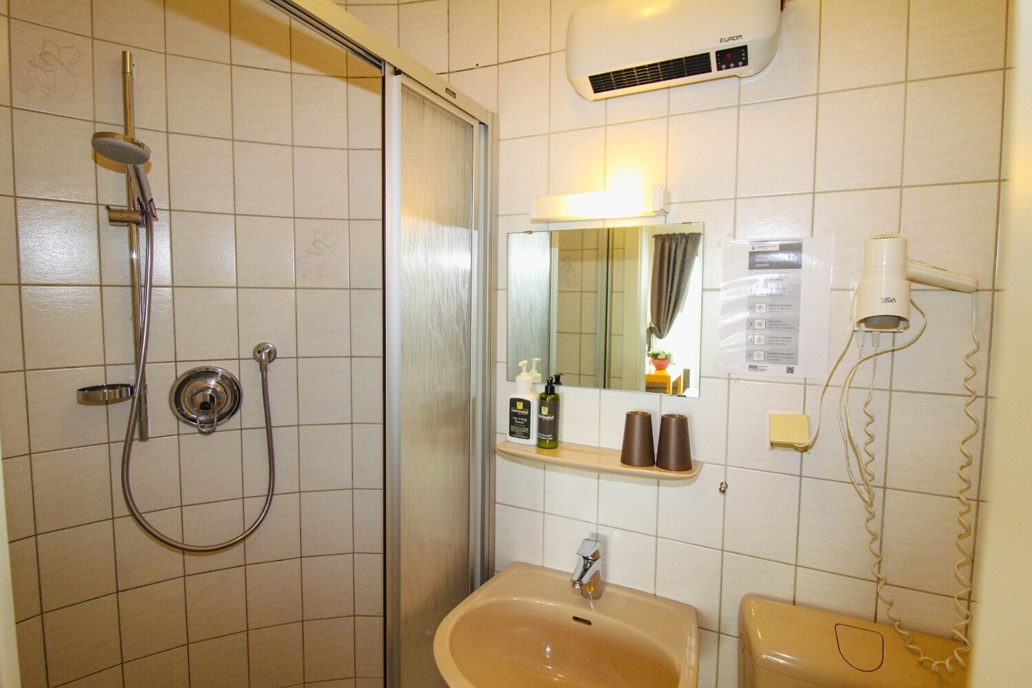 Hotel_Familienzimmer_Bad_Zimmer 1