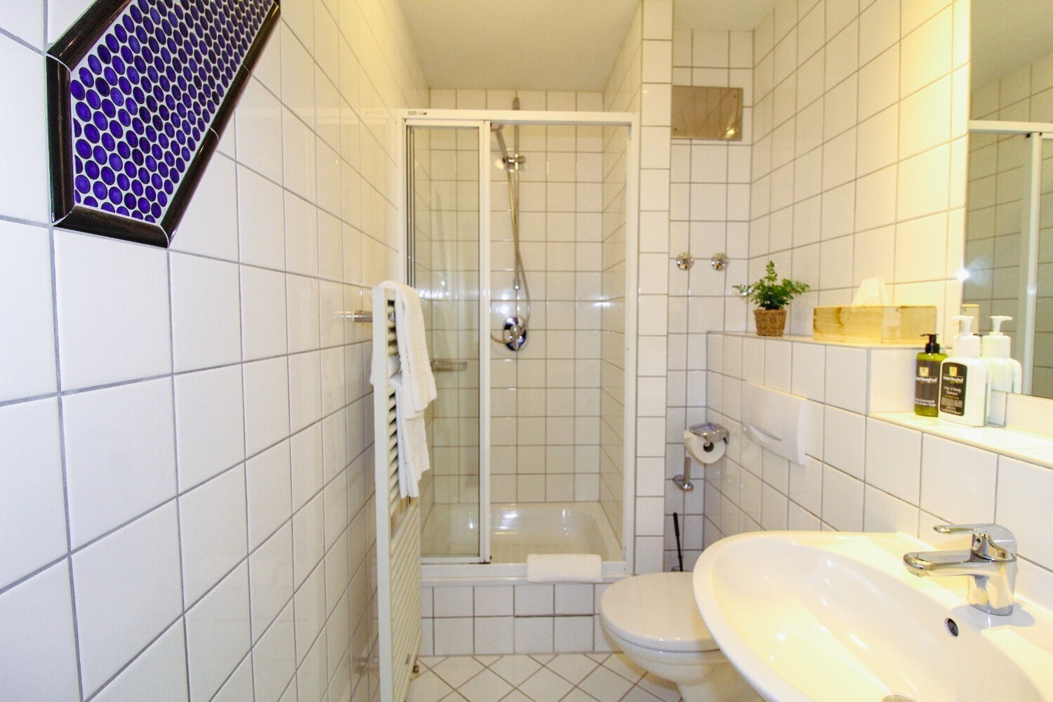 Hotel_Familienzimmer mit Balkon_Bad_Zimmer 2