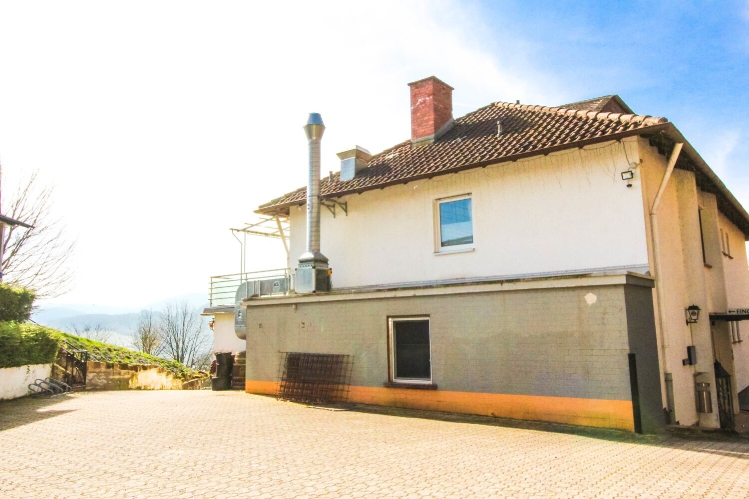 Parkplatz hinter dem Hotel