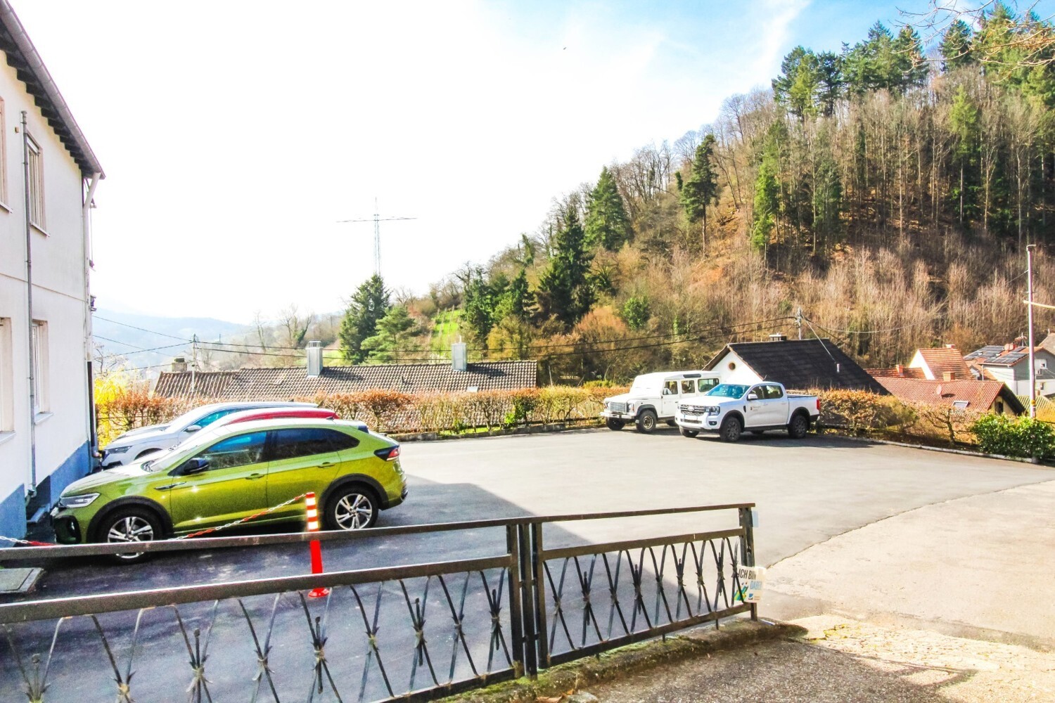 großer Parkplatz am 2-Familienhaus