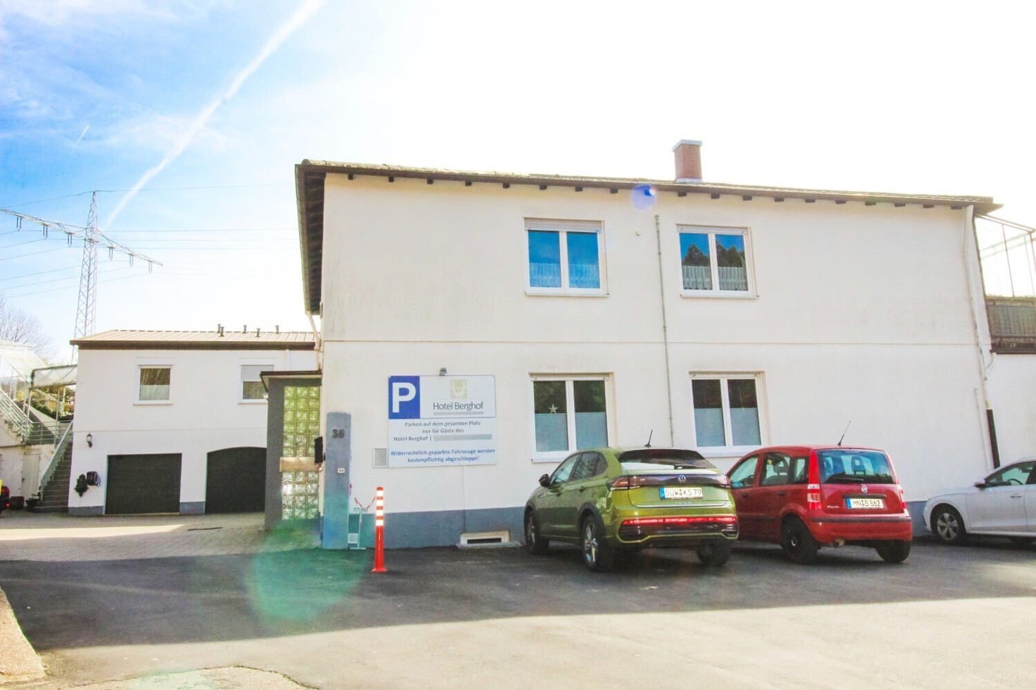 großer Parkplatz am 2-Familienhaus