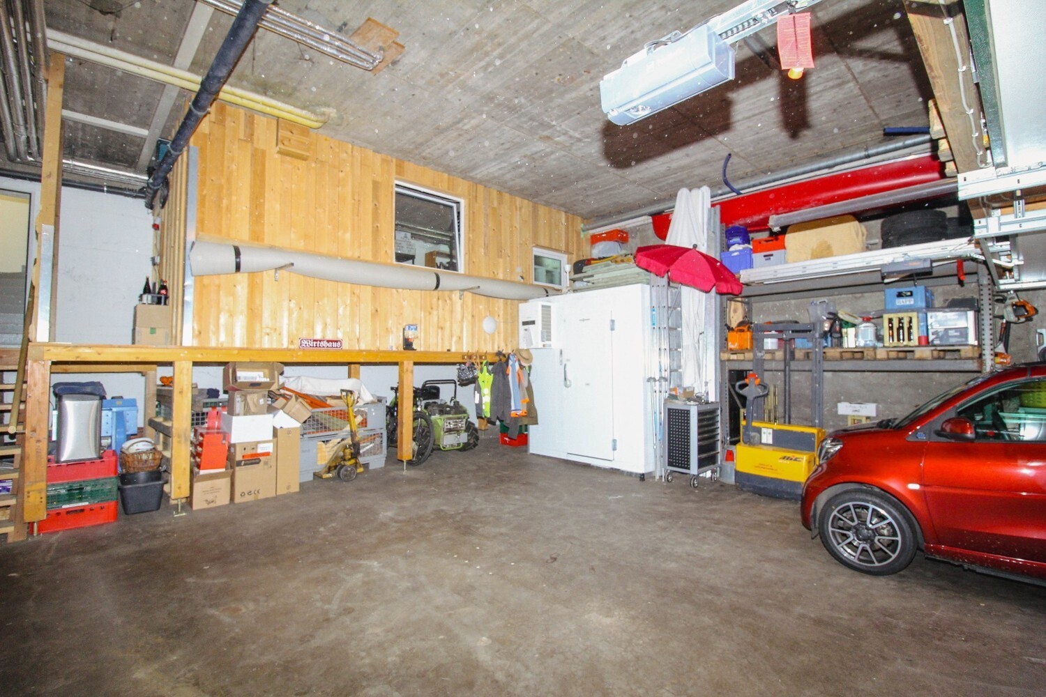 Hotelgebäude Garage