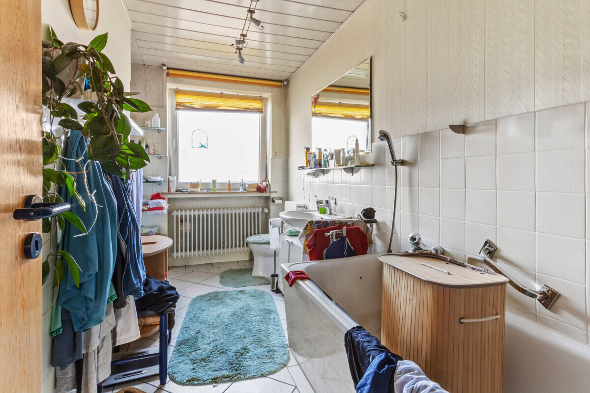 Badezimmer mit Badewanne und Dusche