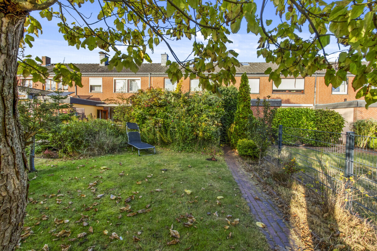 Garten hinter der Terrasse
