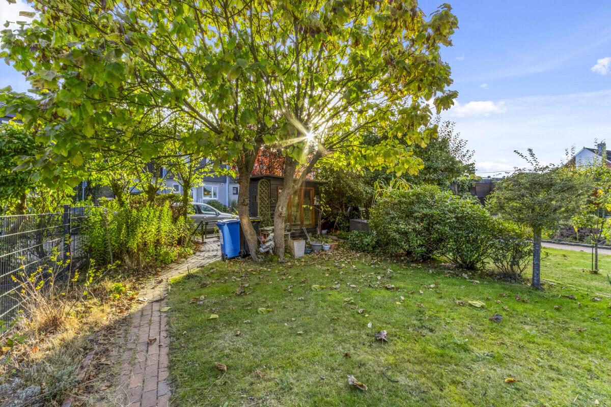 Garten hinter der Terrasse